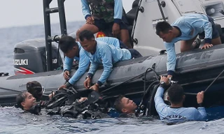 Thợ lặn tìm kiếm thân máy bay và hộp đen dưới biển Java. Ảnh: Reuters.