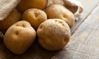 Khoai tây là loại tinh bột giàu chất xơ và dinh dưỡng nhưng lưu ý khi chọn khoai tây để tránh loại đã mọc mầm - Ảnh: Shutterstock