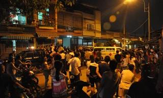 Hàng trăm người dân đứng theo dõi công an khám nghiệm hiện trường.