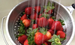 Luôn luôn rửa rau của quả bằng nước sạch - Ảnh: omamas