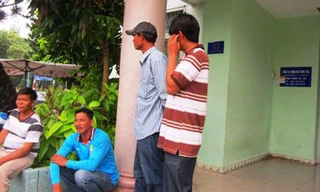 Những ngư dân may mắn sống sót được đưa vào đất liền