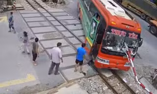 Cần chắn đường sắt xuyên thủng kính xe khách, nhiều hành khách hốt hoảng
