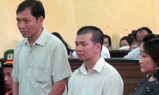 Bị cáo Trỗi (áo kẻ sọc) tại toà.