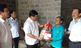 Bộ trưởng Bộ KH&ĐT Nguyễn Chí Dũng và đoàn công tác đã đến thăm và tặng quà cho gia đình chính sách tại huyện Hướng Hóa.