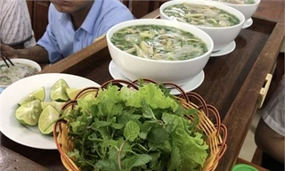 Quán phở lạ ở Việt Nam: Điều khiển từ xa, tự chạy ra mời khách