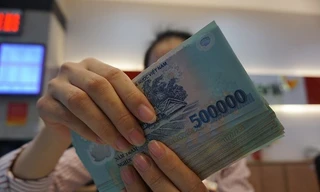 Giao dịch tại quầy một ngân hàng thương mại. Ảnh: Anh Tú