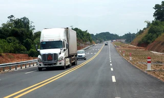 Hai vạch liền màu vàng cấm xe ở cả hai chiều lấn làn hoặc quay đầu.