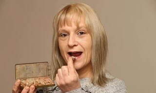 Mặc dù hộp sô cô la được làm từ năm 1902, bà Vikki vẫn quyết định ăn nó