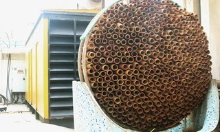 Chiếc máy gồm khung thép cố định cả trăm ống đất nung.