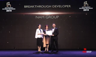 Đại diện Nam Group nhận giải thưởng “Breakthrough Developer – Nhà phát triển BĐS đột phá nhất Đông Nam Á 2019” dành cho Tập đoàn