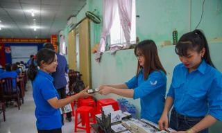 Vượt biển, vượt gió mưa Hành trình từ trái tim trao tặng sách quý tại Hòn Sơn