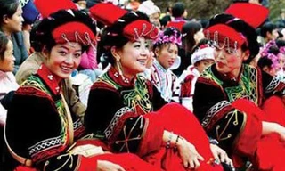 Là một phong tục ở Trung Quốc nên việc sờ ngực các cô gái trong tháng cô hồn không bị gọi là "yêu râu xanh".