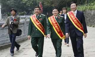 Tặng bảng vàng trí thức tiêu biểu cho 6 cán bộ cấp cao của quân đội