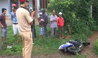 Xe máy chạy lấn sang phần đường ngược chiều được cho là nguyên nhân gây ra tai nạn. Ảnh: Hoàng Táo/ VnExpress