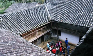 Du khách tham quan dinh thự "vua Mèo' - Ảnh: Huy Thanh