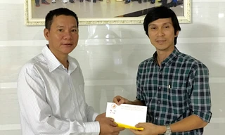 Ông Nguyễn Ngọc Lang thông qua Báo Tiền Phong trao tặng 20 triệu đồng gửi đến anh Phan Văn Bắc. 