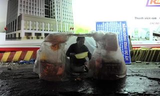 Nhọc nhằn mưu sinh trong đêm mưa Sài Gòn