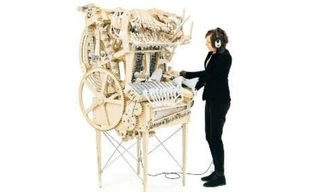 Martin Molin chơi nhạc bằng cỗ máy được vận hành bởi 2.000 viên bi. Ảnh: UPI