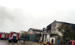 Cảnh sát chữa cháy ở xưởng sản xuất viên nén gỗ khiến hai công nhân thiệt mạng. Ảnh: Nguyệt Triều.