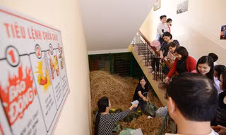 Chen nhau mua dưa hấu miền Trung trong trường học