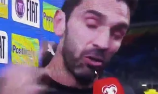 Thủ thành Italia đẫm nước mắt khi trả lời phỏng vấn sau trận