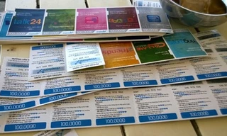 Hàng trăm thẻ cào điện thoại của Vinaphone không thể nạp được của người dân cung cấp cho phóng viên.