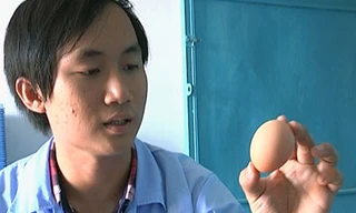 Nguyễn Duy Thiên Ân với những quả trứng lấy từ trang trại nghe nhạc giao hưởng. Ảnh: Duy Trần