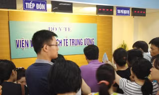 Hà Nội: Phát oải vì chen nhau tiêm vắc-xin '5 trong 1'