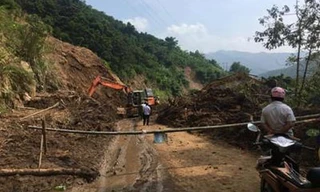 Các đơn vị thi công đang gấp rút giải phóng khối lượng đất đá sạt trượt