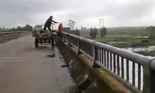 Hình ảnh người đàn ông ném rác xuống sông được người dân quay lại (ảnh cắt từ clip).