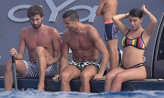 Bạn gái Ronaldo lộ bụng bầu khi mặc bikini