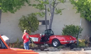 Trổ tài đốt lốp, lao xe vào tường