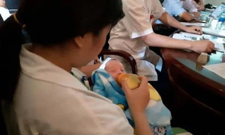 Bé D đã bú tốt, vận động tốt sau 4 tháng nuôi dưỡng tại Trung tâm chăm sóc và điều trị sơ sinh