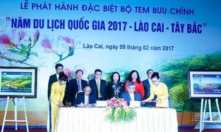 Lãnh đạo Bộ TT&TT và UBND tỉnh Lào Cai ký kết phát hành bộ tem đặc biệt.