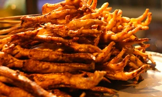 Người tiêu dùng cần đến những cơ sở uy tín để biết rõ nguồn gốc xuất xứ khi mua chân gà. Ảnh minh họa