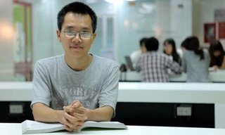 Sinh viên Quốc Trung đang ngồi học tại Thư viện của trường