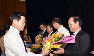 Bí thư Tỉnh ủy, Chủ tịch HĐND tỉnh Bà Rịa - Vũng Tàu Nguyễn Hồng Lĩnh chúc mừng tân Phó Chủ tịch HĐND tỉnh Mai Ngọc Thuận