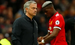 Mourinho tỏ thái độ bực bội khi rút Pogba rời sân. Ảnh: Reuters.