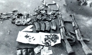 Vũ khí thu được từ 2 tên cướp. Ảnh tư liệu 