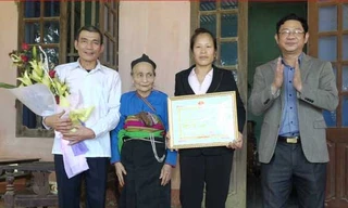 Ông Lê Văn Tuấn, Chủ tịch UBND huyện Ngọc Lặc, trao giấy khen và thưởng "nóng" cho đại diện gia đình thủ môn Bùi Tiến Dũng