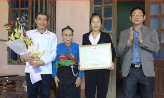 Ông Lê Văn Tuấn, Chủ tịch UBND huyện Ngọc Lặc, trao giấy khen và thưởng "nóng" cho đại diện gia đình thủ môn Bùi Tiến Dũng