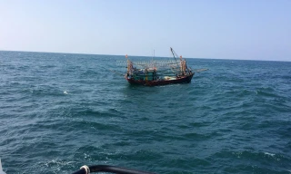 Giải cứu bốn thuyền viên tàu cá có nguy cơ chìm ngoài biển