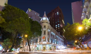 Vị trí vàng của Grand Hotel Sài Gòn, nằm ở mặt tiền đường Đồng Khởi và Ngô Đức Kế