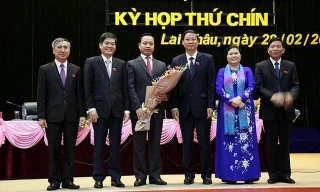 Ông Trần Tiến Dũng (người cầm hoa) được bầu làm Chủ tịch UBND tỉnh Lai Châu nhiệm kỳ 2016-2021.