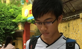 Thí sinh Nguyễn Viết Mạnh đang xem lại bài thi môn Hóa. Ảnh: H.Nguyên (Gia đình và Xã hội)