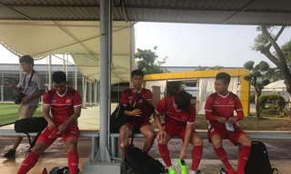 Olympic Việt Nam luyện công trên mặt sân xấu 'phát hờn'