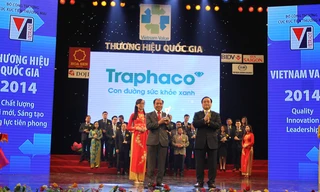 Ông Trần Túc Mã - TGĐ Traphaco vinh dự nhận biểu trưng thương hiệu.