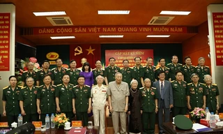 Trung tướng Đồng Sỹ Nguyên (hàng đầu, ở giữa) với các đại biểu trong buổi gặp mặt nhân dịp kỷ niệm 58 năm Ngày truyền thống Bộ đội Trường Sơn (19-5-1959 / 19-5-2017). Ảnh: TRƯỜNG SƠN