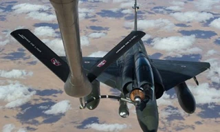 Chiến đấu cơ Mirage 2000D của Pháp được tiếp nhiên liệu trên không - Ảnh: Reuters