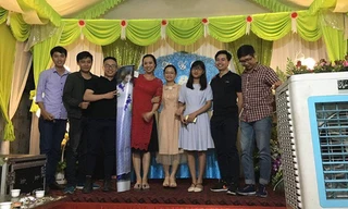 Hài hước cô gái được nhóm bạn in ảnh để giữ lời hứa dự đám cưới